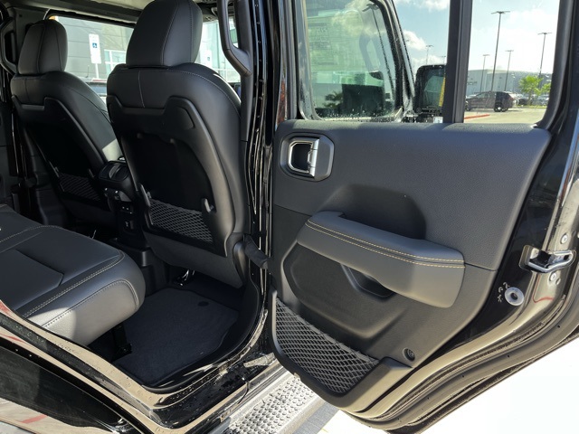 2025 Jeep Wrangler Sahara photo 16