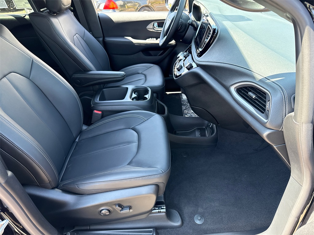 2025 Chrysler Pacifica photo 15
