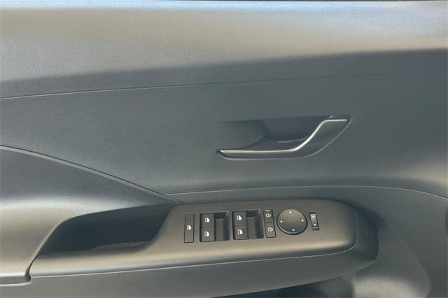 2025 Hyundai Kona SEL photo 8