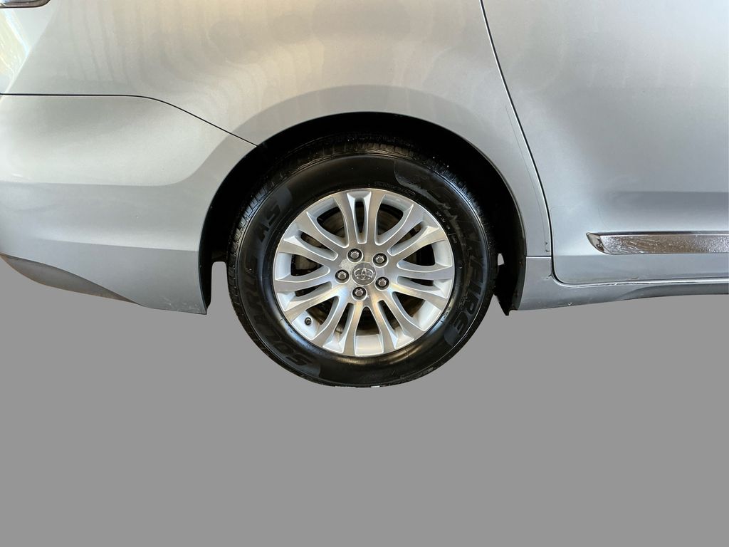 2013 Toyota Sienna XLE photo 15