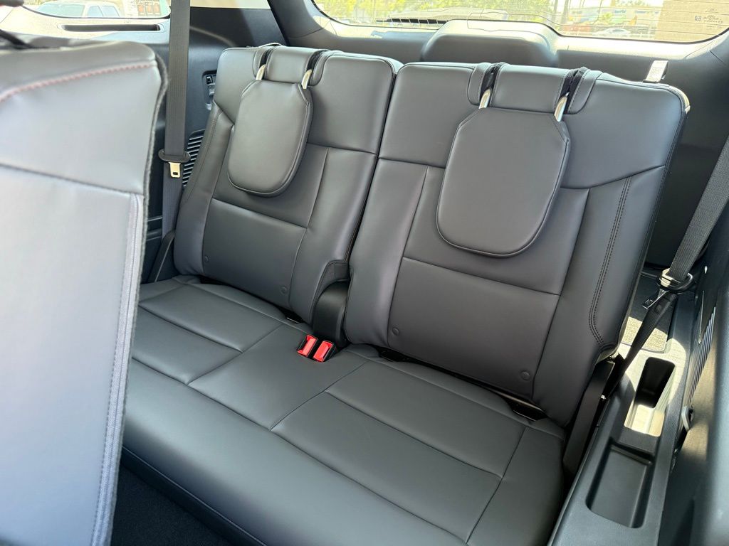 2025 Ford Explorer photo 8