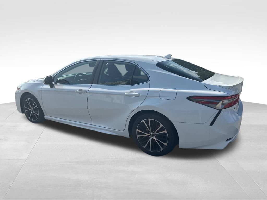 2019 Toyota Camry SE photo 2