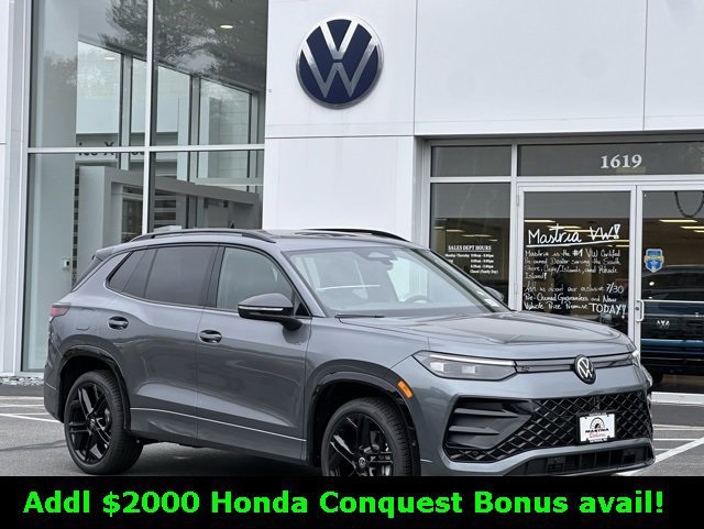 2025 Volkswagen Tiguan SE R-LINE BLACK's photo