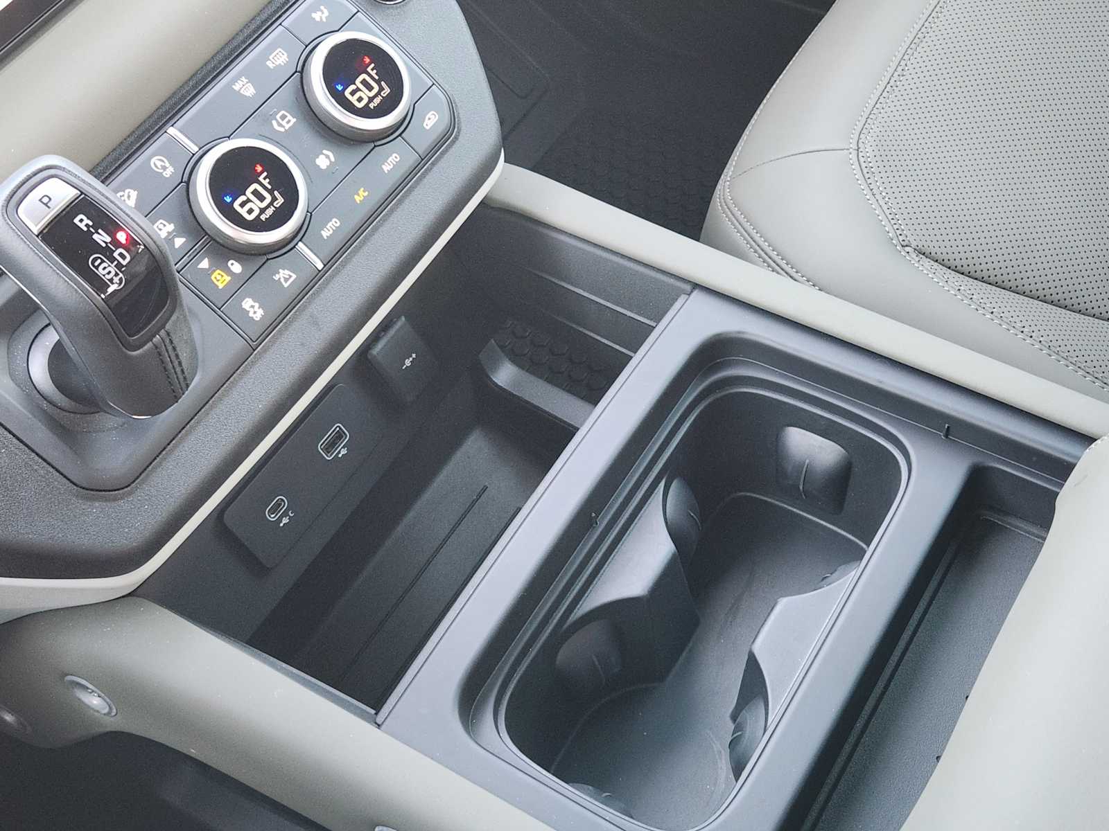 2024 Land Rover Defender S photo 17