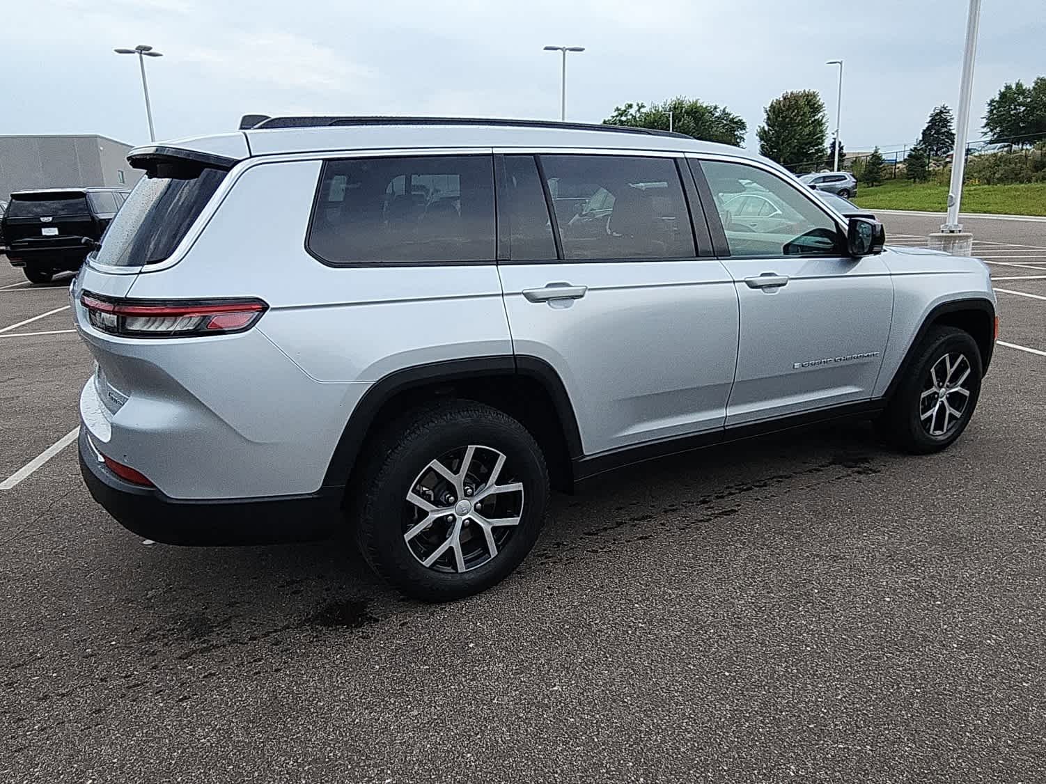 2024 Jeep Grand Cherokee Limited photo 2