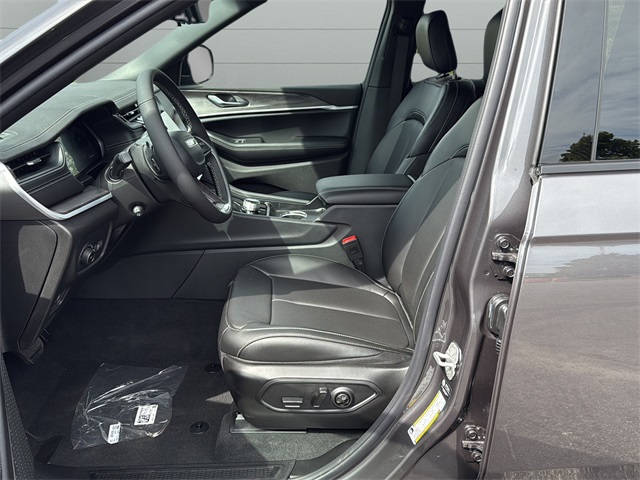 2025 Jeep Grand Cherokee Limited photo 9