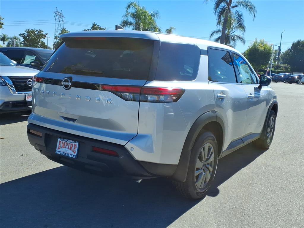 2025 Nissan Pathfinder S photo 2