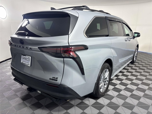 2023 Toyota Sienna Woodland Edition photo 6