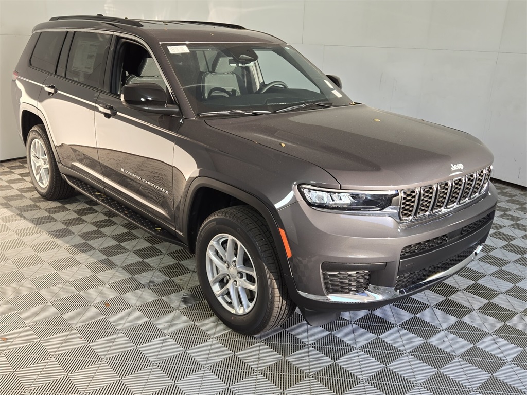 2025 Jeep Grand Cherokee Laredo photo 2
