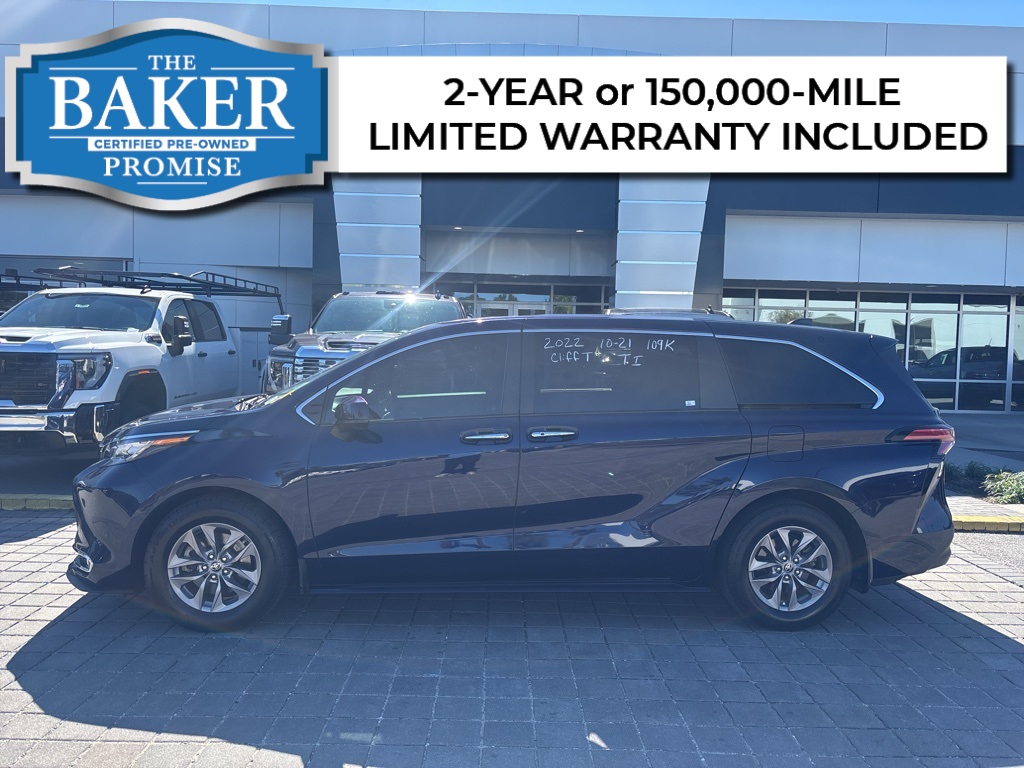 2022 Toyota Sienna XLE's photo