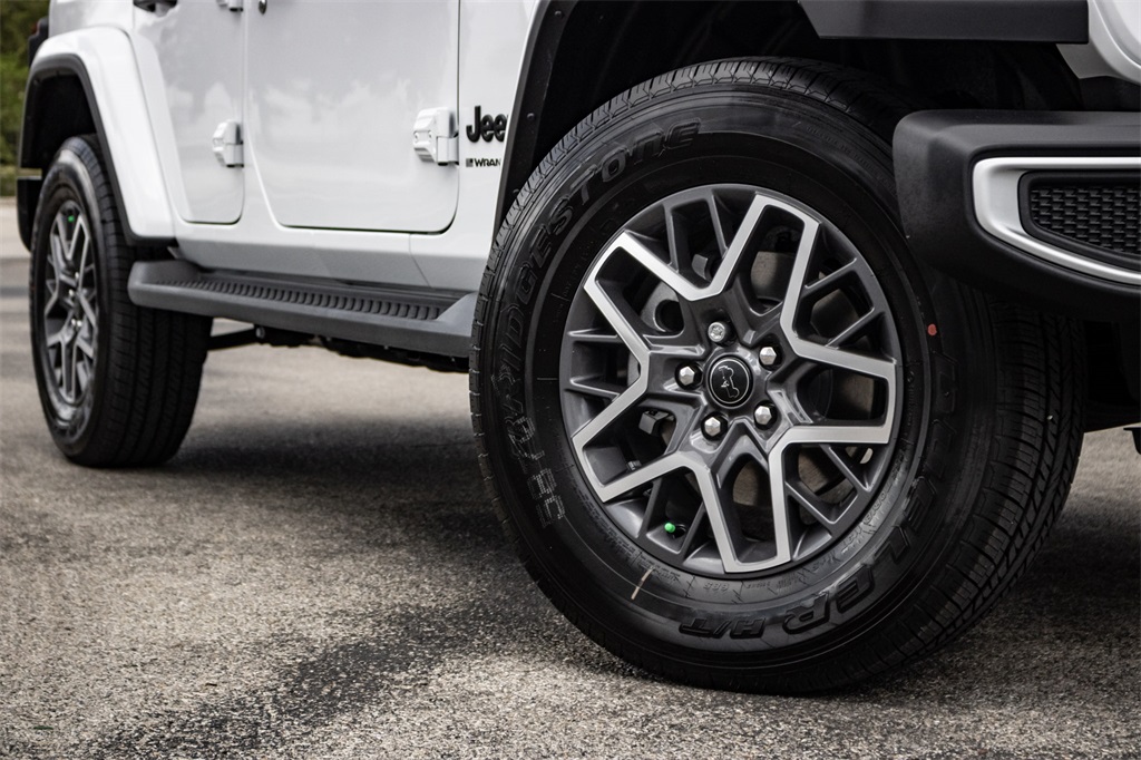 2025 Jeep Wrangler Sahara photo 2
