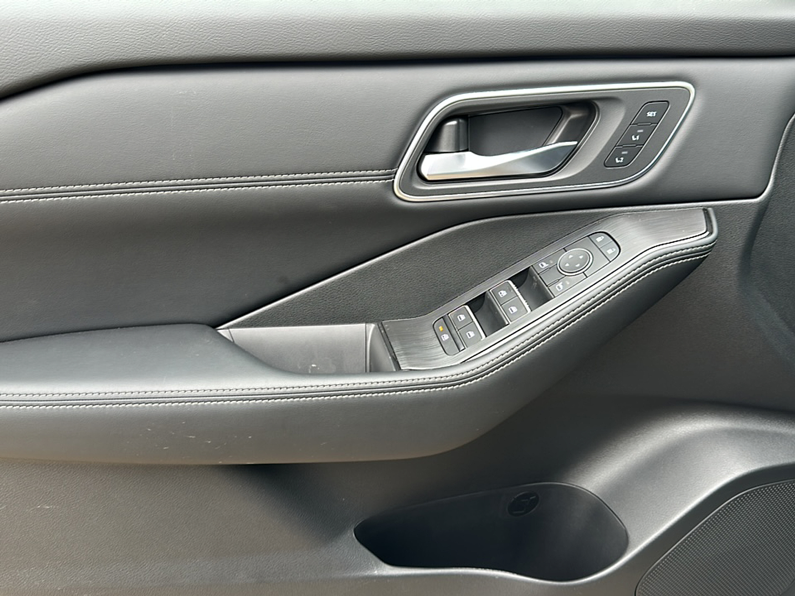 2025 Nissan Rogue Platinum photo 6