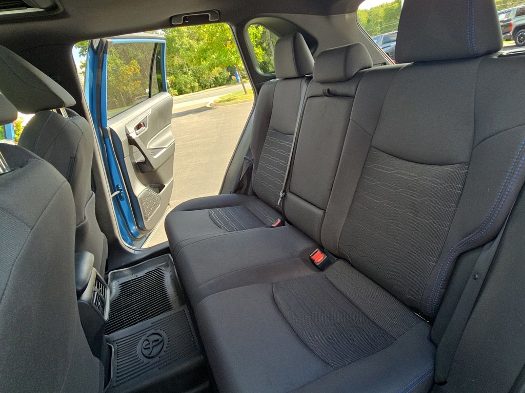 2022 Toyota RAV4 Hybrid SE photo 14