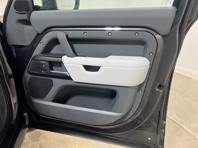 2025 Land Rover Defender 110 V8 photo 21