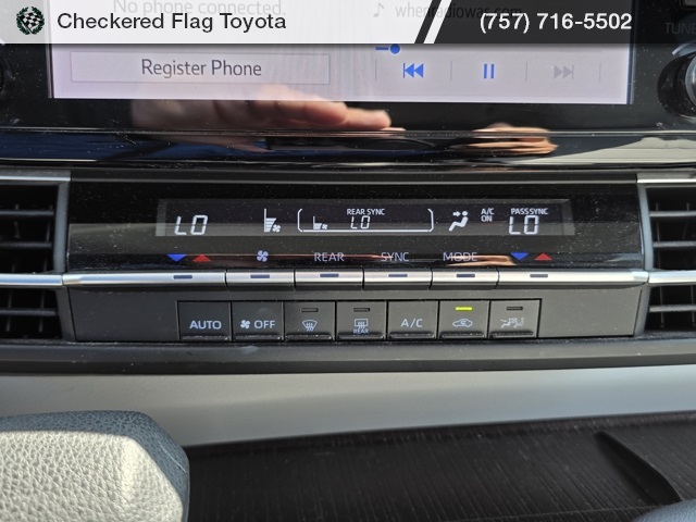 2021 Toyota Sienna LE photo 16
