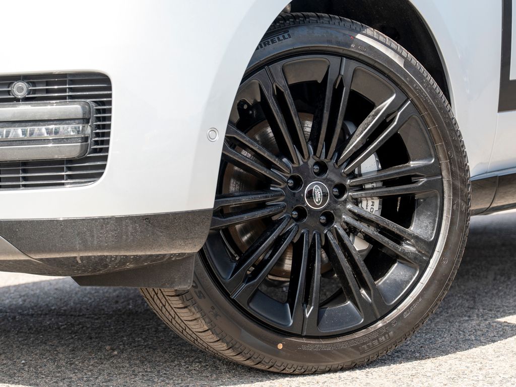2025 Land Rover Range Rover SE photo 9