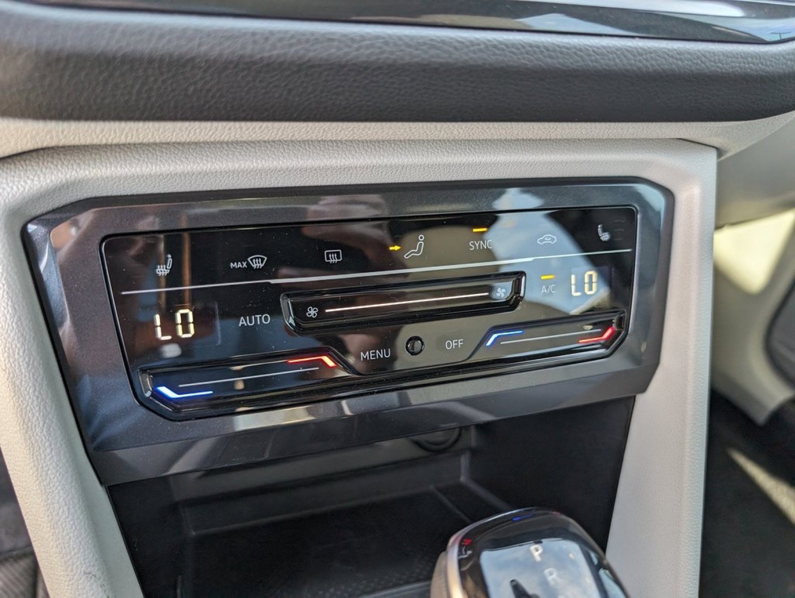 New 2024 Deep Black Pearl Effect Volkswagen 2.0T SE R-Line Black image 13