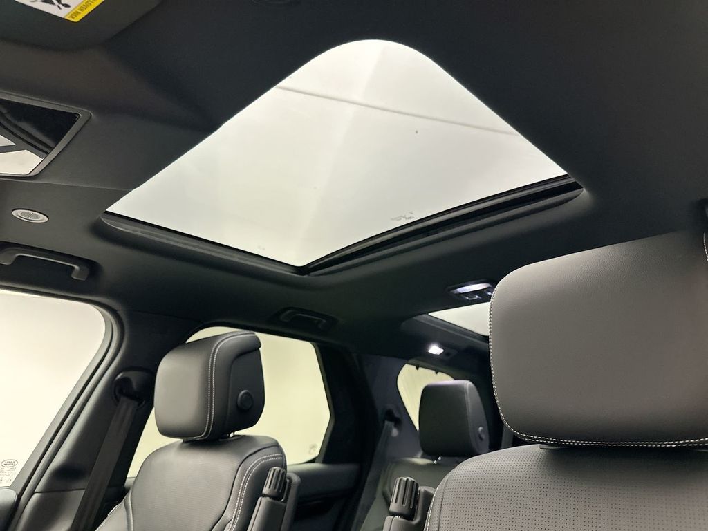 2025 Land Rover Discovery S photo 9