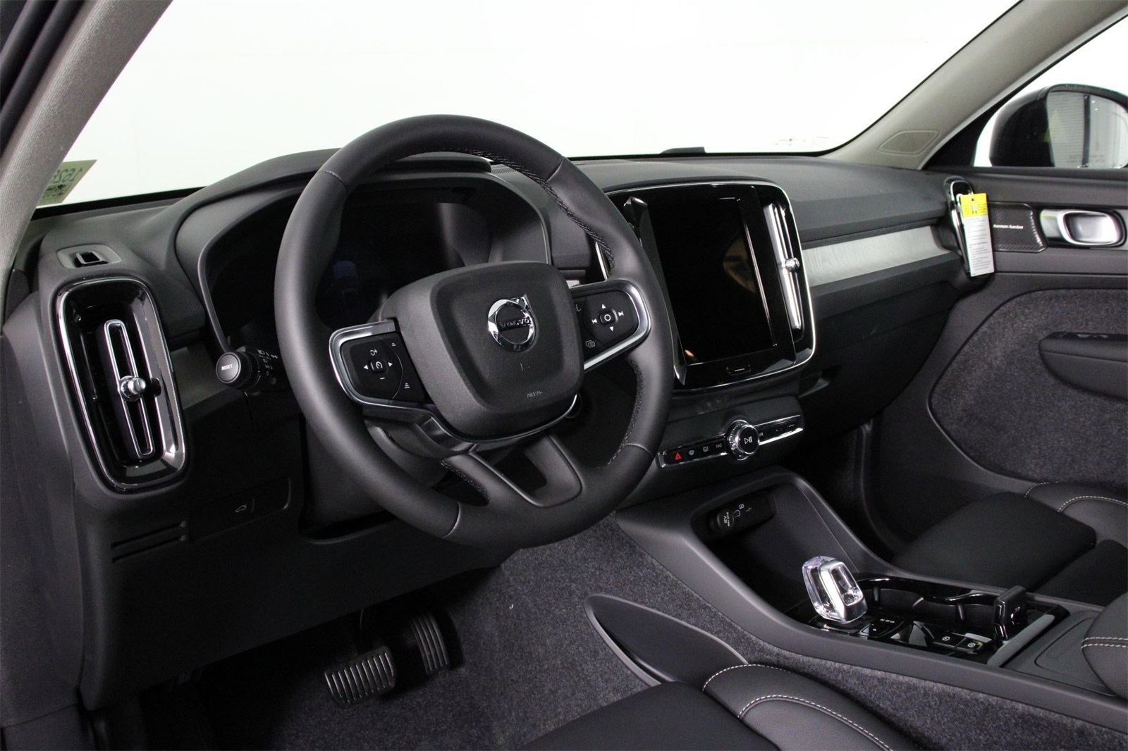 2026 Volvo XC40 photo 4