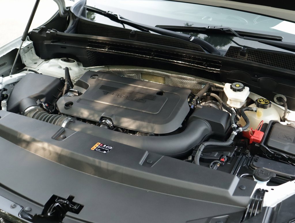 Used 2022 Summit White Buick Essence image 33