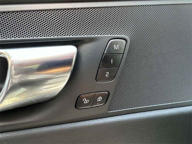 2023 Volvo XC60 B5 Plus photo 11