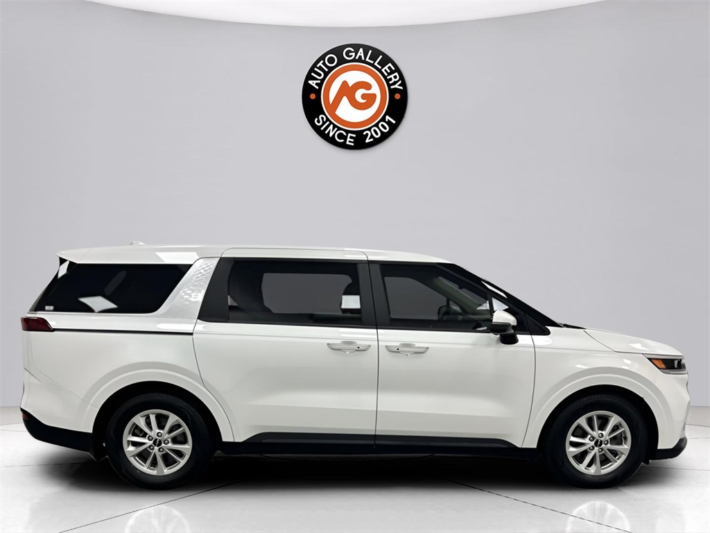 2024 Kia Carnival LX photo 8