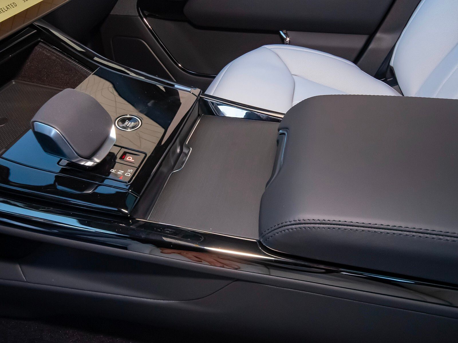2025 Land Rover Range Rover Sport SE photo 23