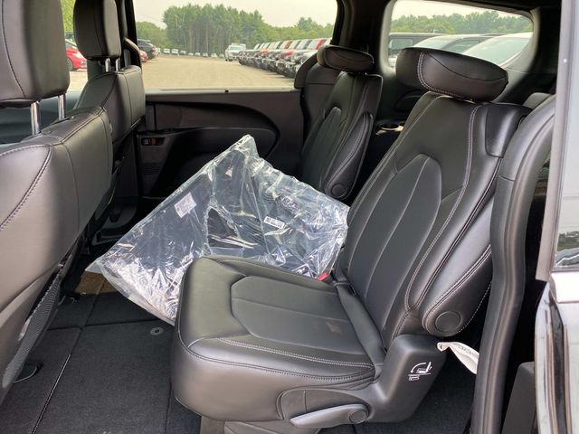 2025 Chrysler Voyager LX photo 6