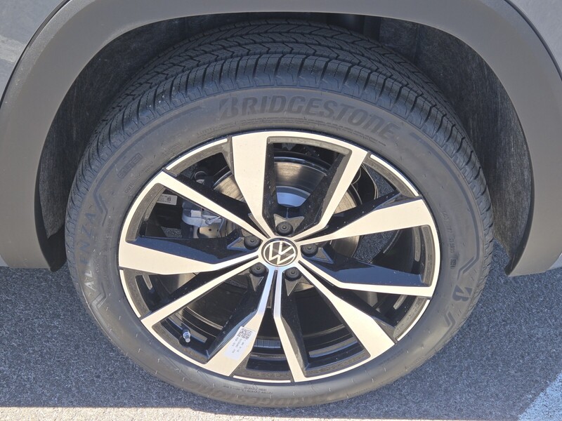 2025 Volkswagen Atlas Cross Sport SEL Premium R-Line photo 5