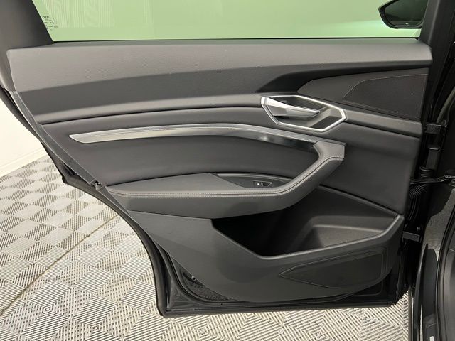 2022 Audi e-tron Premium photo 38