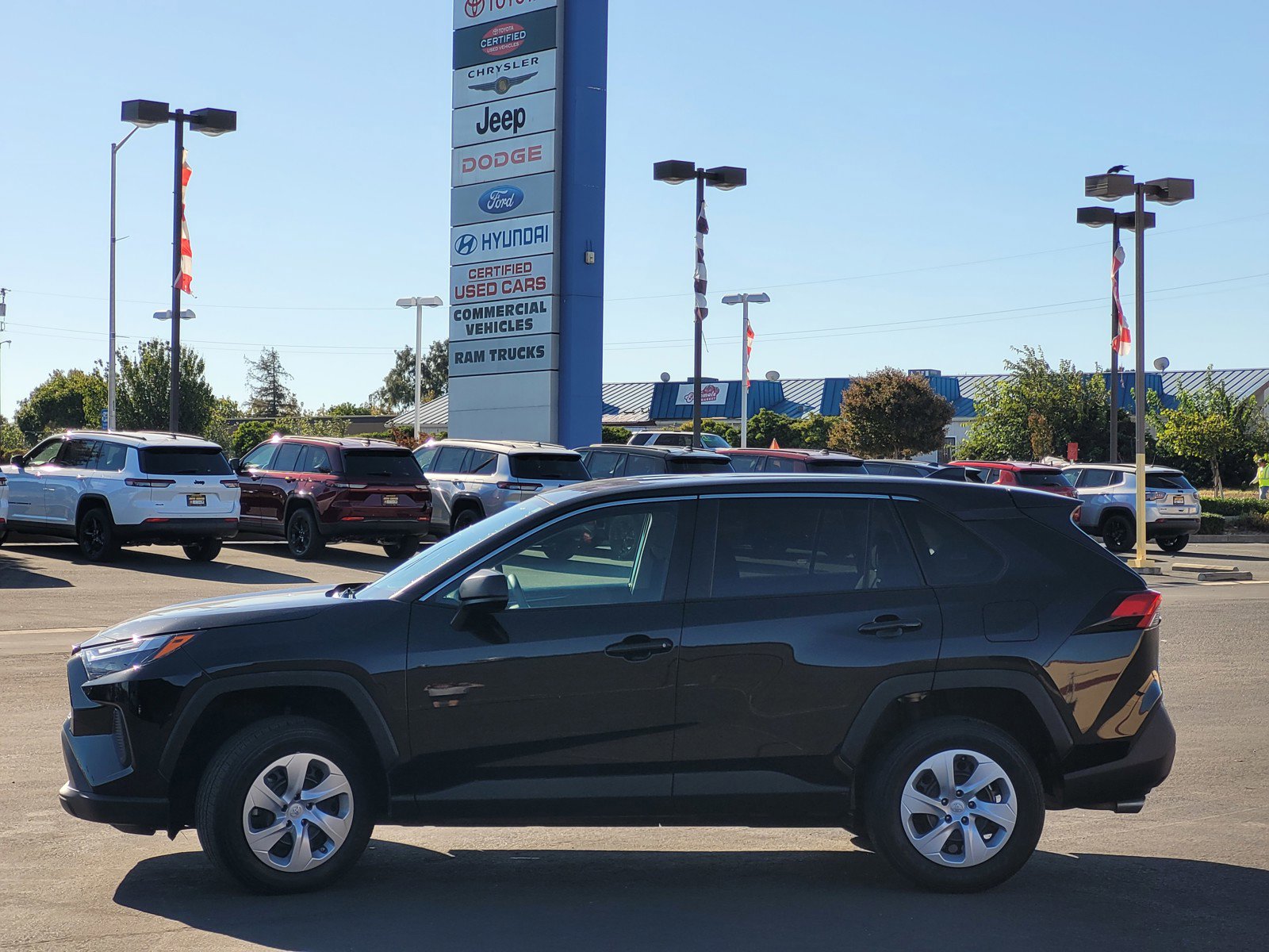 2024 Toyota RAV4 LE photo 4