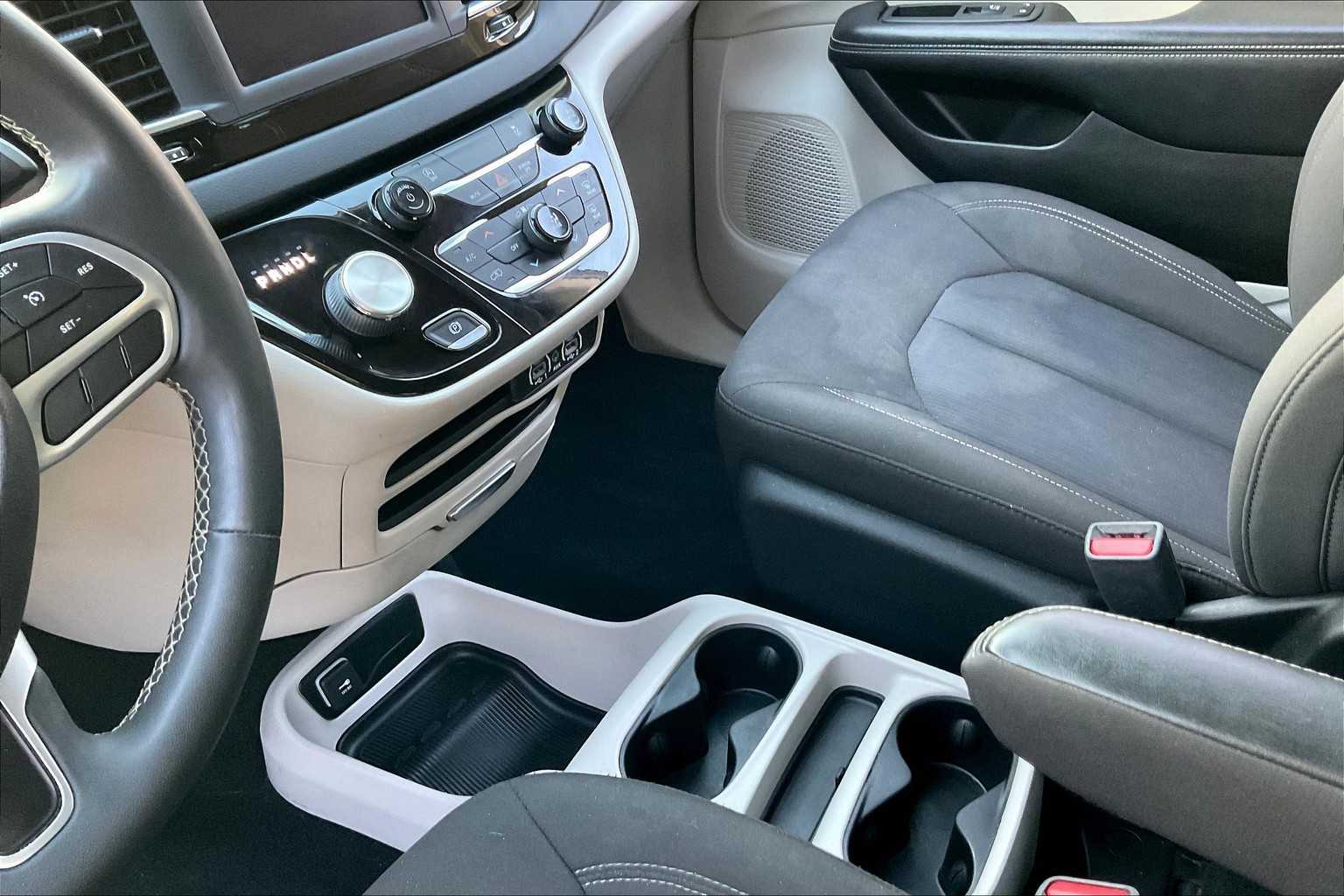 2022 Chrysler Voyager LX photo 15