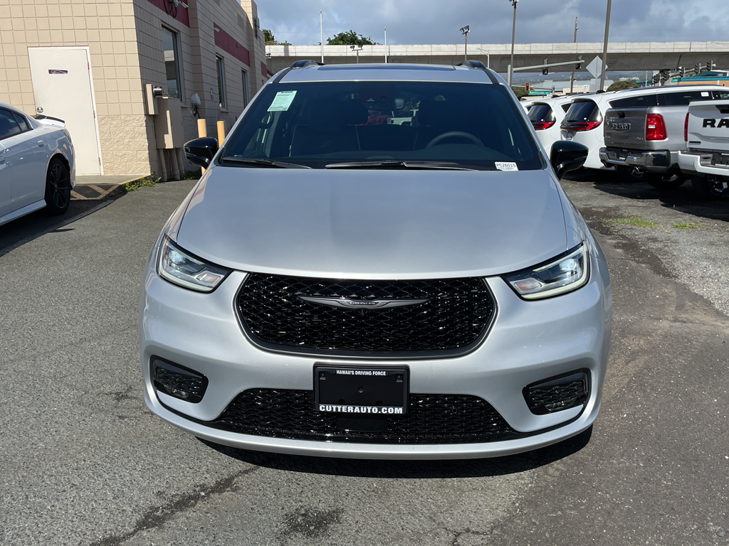 2026 Chrysler Pacifica Limited's photo