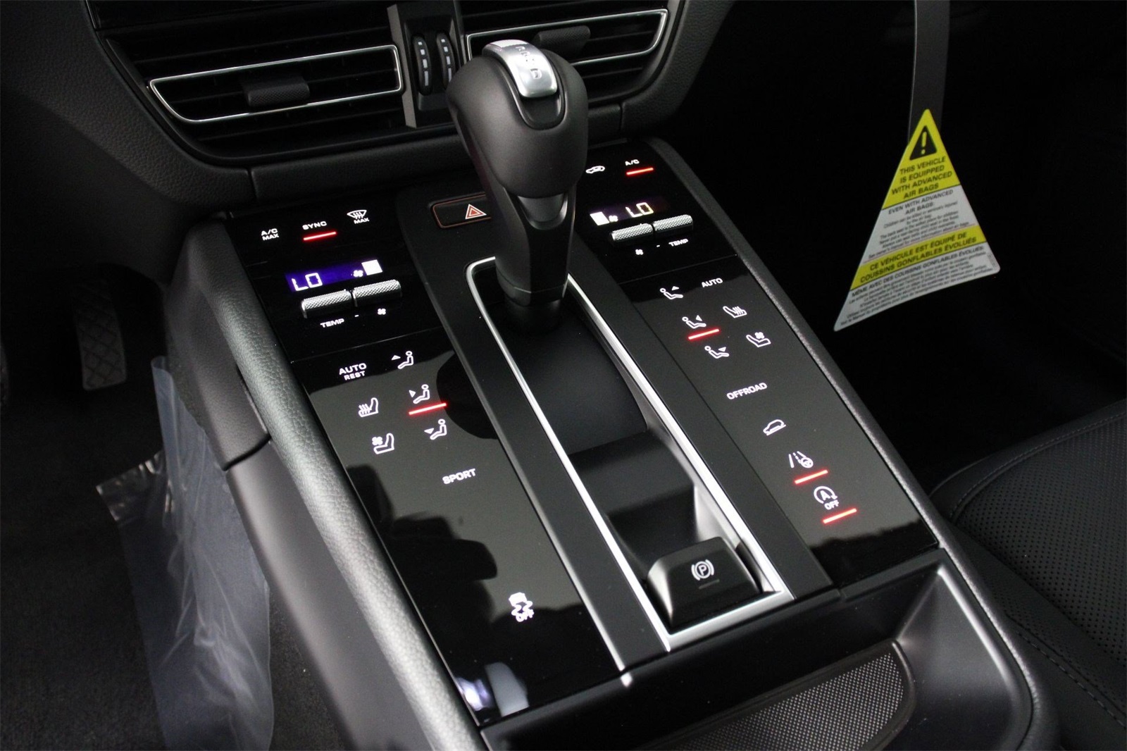 2025 Porsche Macan T photo 14