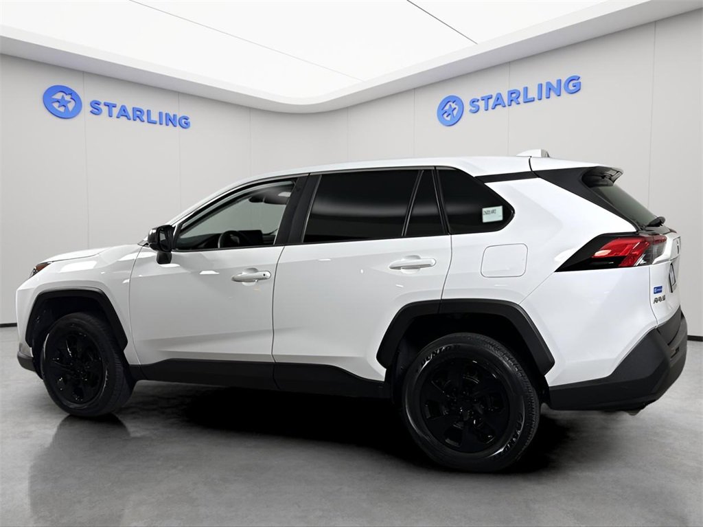 2022 Toyota RAV4 LE photo 3