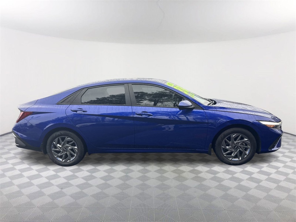 2024 Hyundai Elantra SEL photo 3