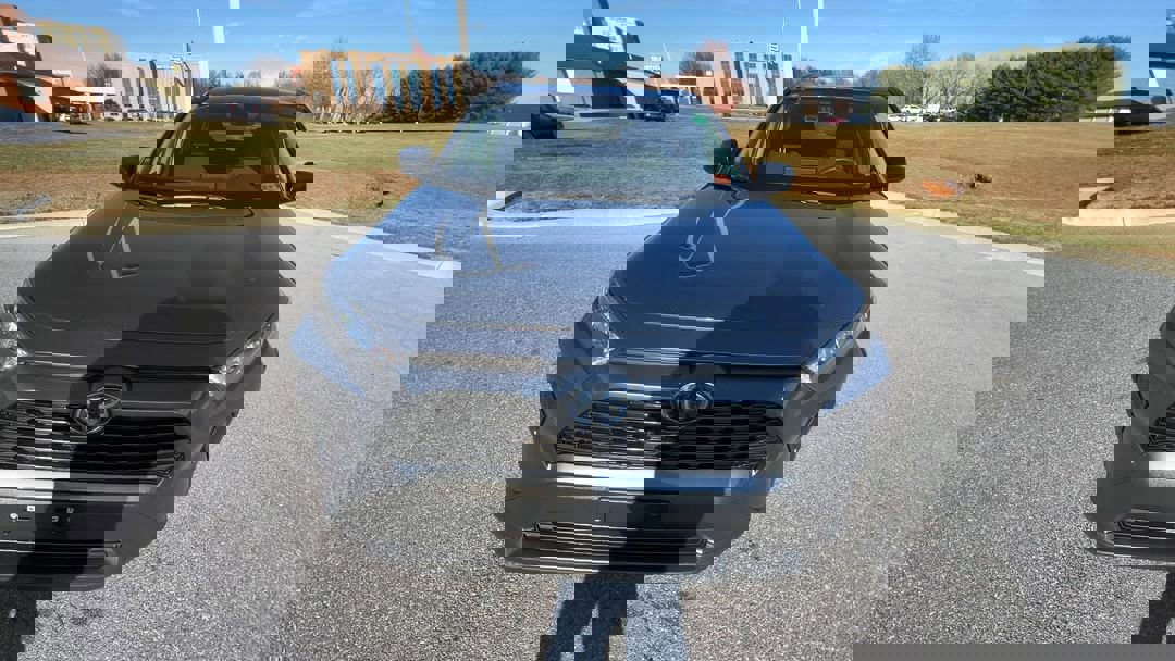 2021 Toyota RAV4 Hybrid LE photo 3