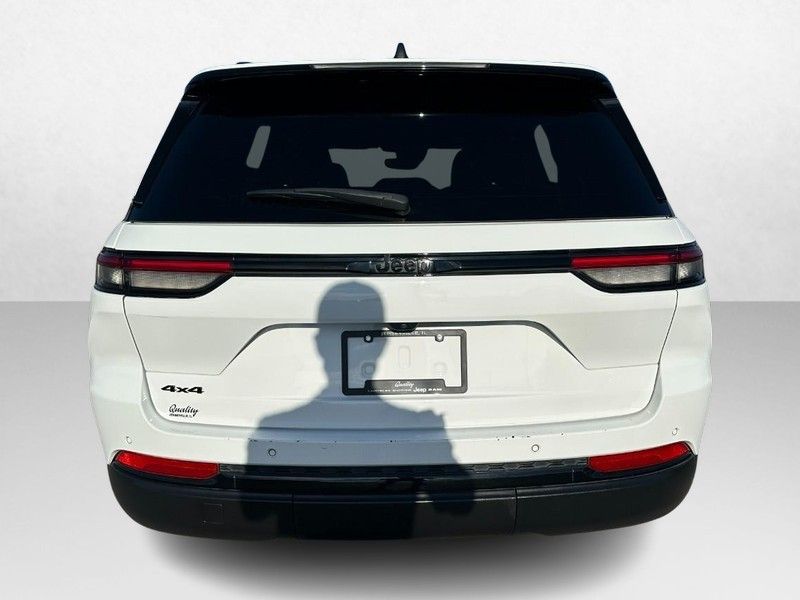 2023 Jeep Grand Cherokee Altitude photo 3