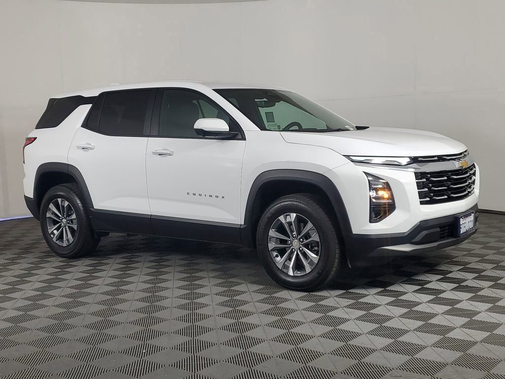 2025 Chevrolet Equinox LT photo 2