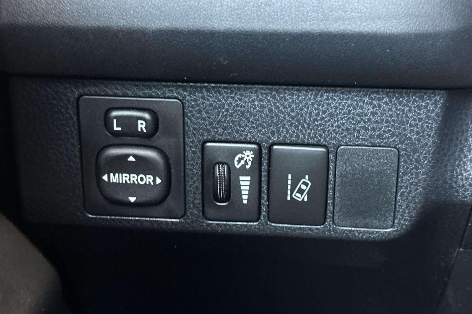 2017 Toyota RAV4 LE photo 28