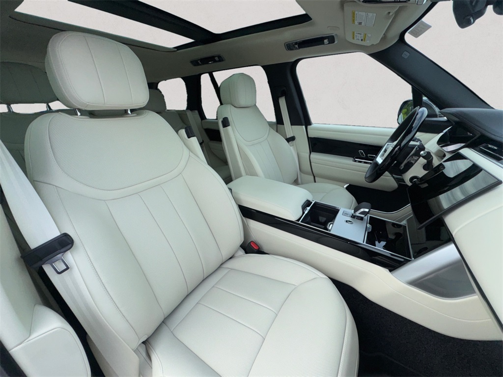 2025 Land Rover Range Rover SE photo 15