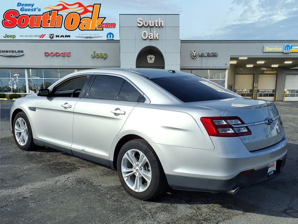2017 Ford Taurus SE photo 4