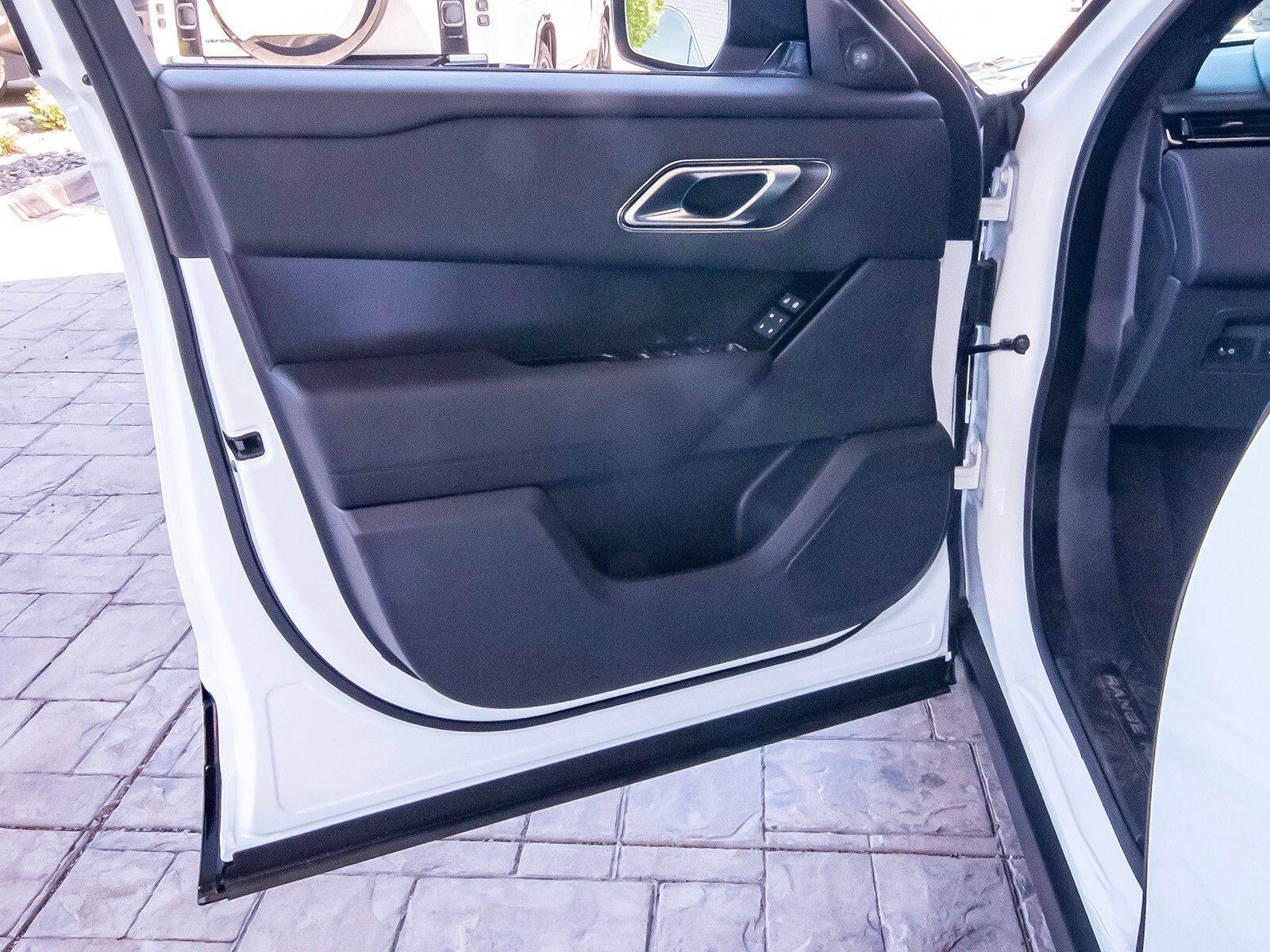 2026 Land Rover Range Rover Velar SE photo 28