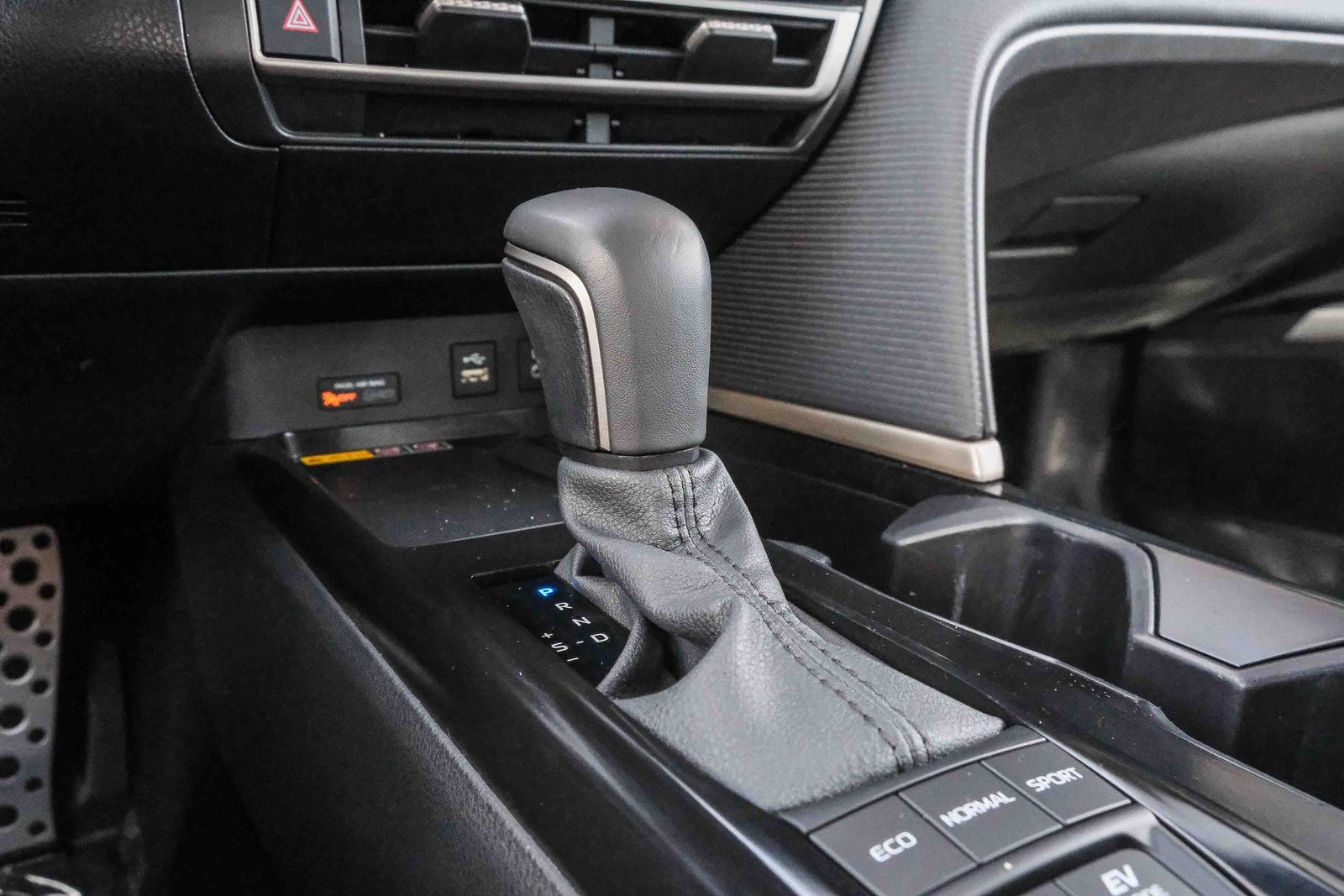 2025 Toyota Camry SE photo 22