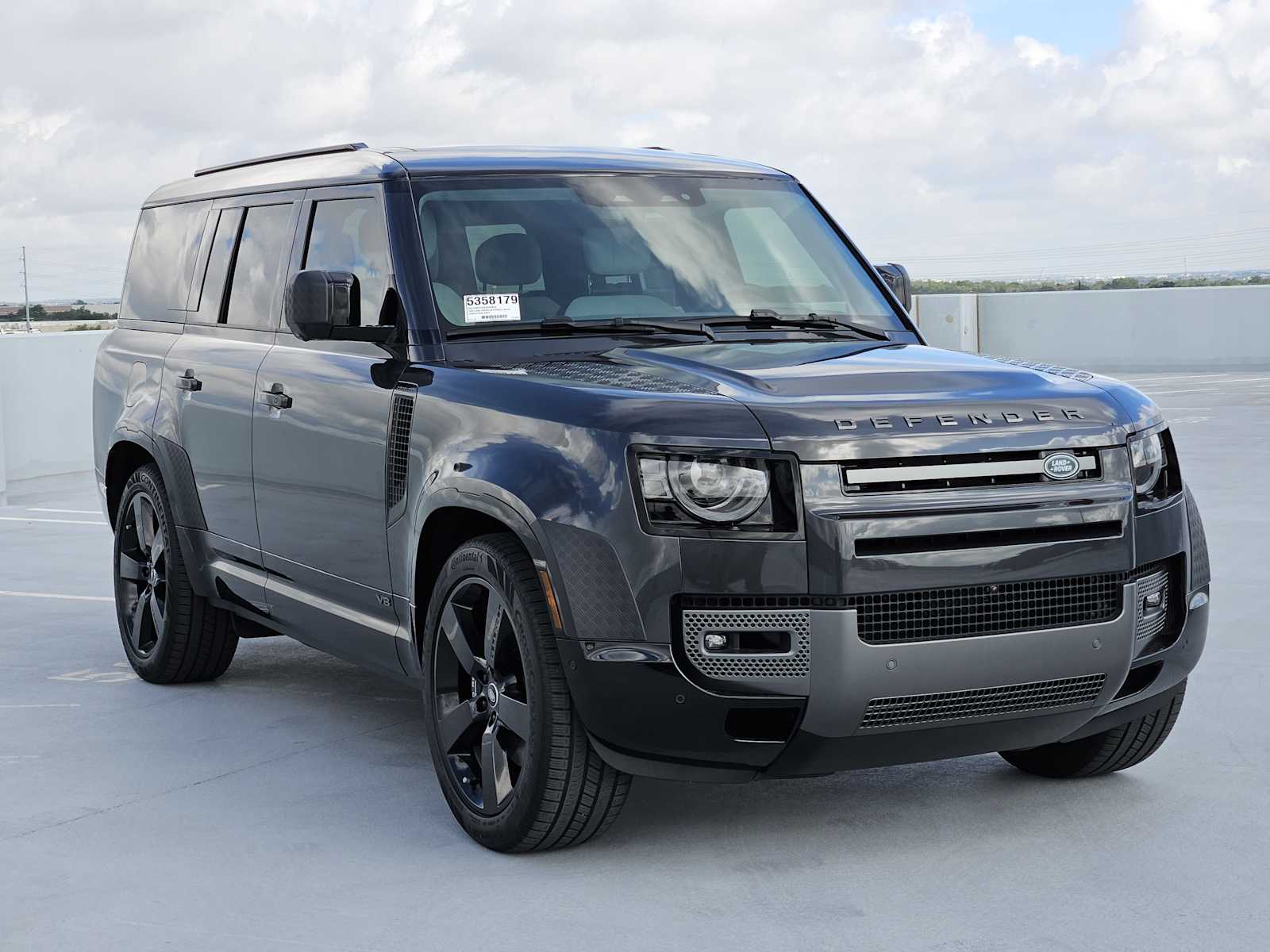 2025 Land Rover Defender 130 V8 photo 3