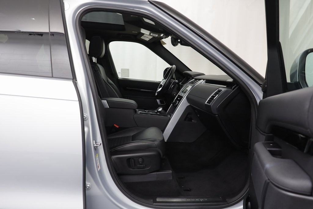 2022 Land Rover Discovery S photo 18