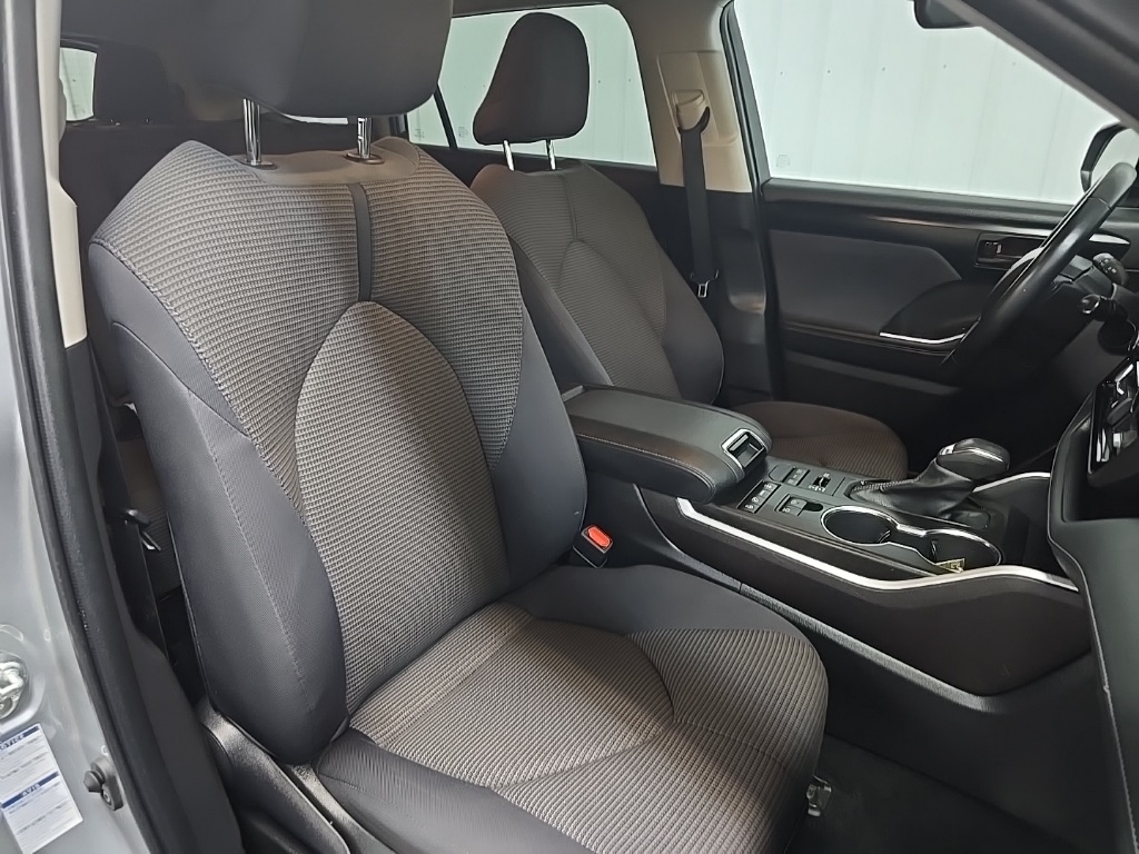 2022 Toyota Highlander LE photo 14