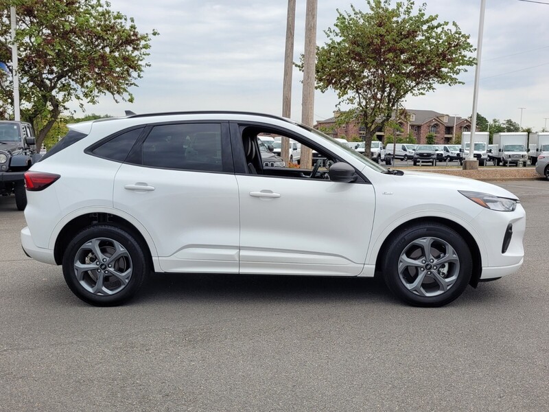 2023 Ford Escape Hybrid ST-Line photo 2