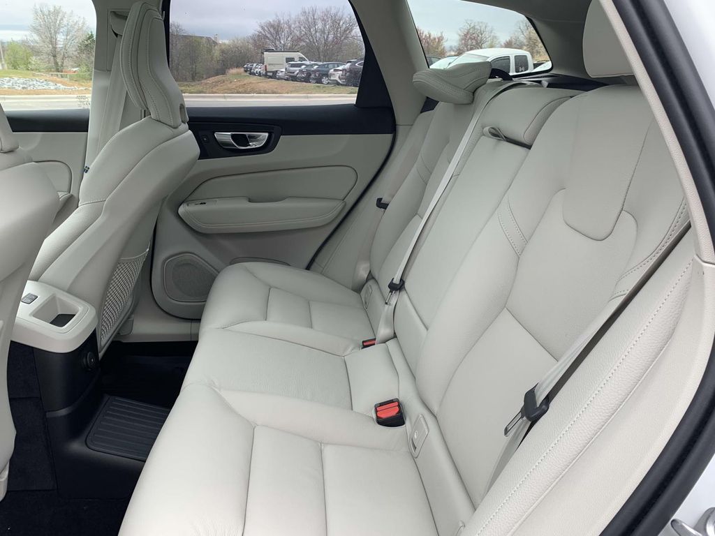 2025 Volvo XC60 T8 Plus photo 22