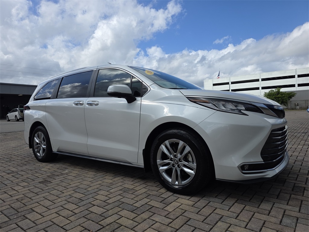 2024 Toyota Sienna Limited's photo